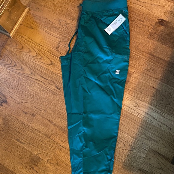 Medical Butter-soft XL hunter green women’s scrubs - Picture 1 of 9